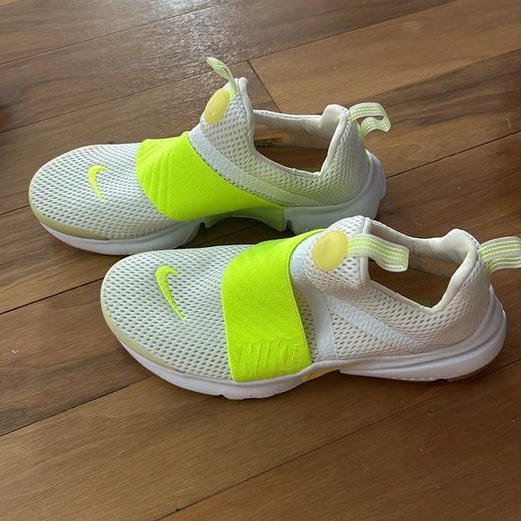 NWOT! Nike Presto Slip On yellow and White Size 4Y! - Picture 2 of 5